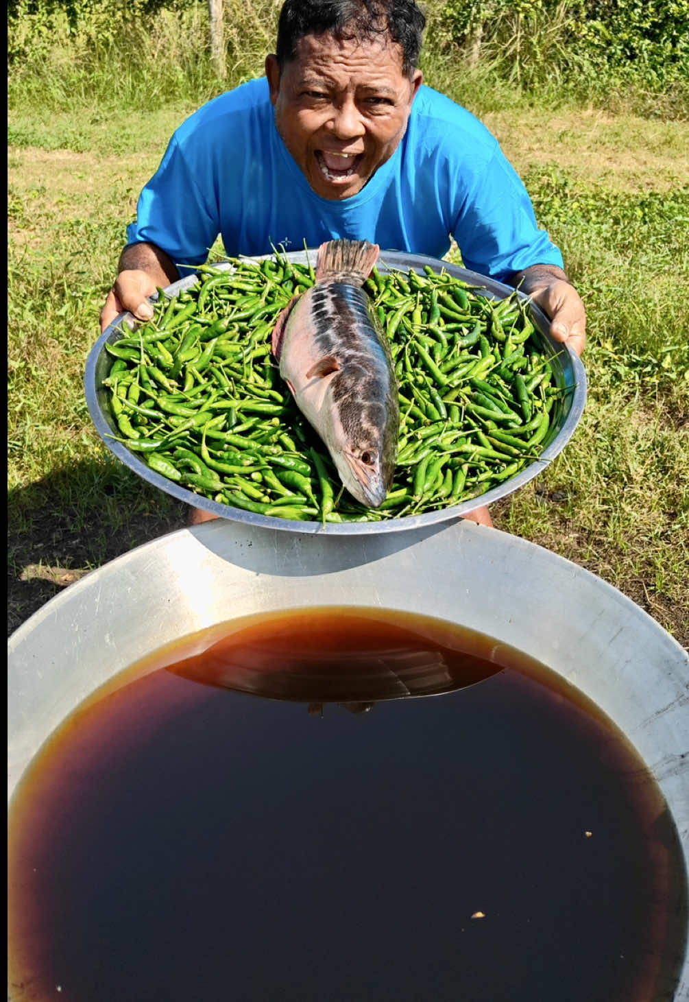 How to cook fish in banana tree with chili recipe#tiktokfood #crispy #yummy 