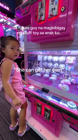 Oh ngayon palang sinasabihan ko na kayo hahahahaha minsan mas magaling na ang aking unica ija kaysa sakin 🤭🤣  #clawmachine #clawmachinewin #kidsoftiktok #arcade #clawmasterph 