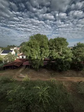 “我们是有缘相识，但上天却没有给我们在一起的机会” “Chúng ta gặp nhau là do duyên số,nhưng ông trời ko cho ta cơ hội để ở bên nhau”