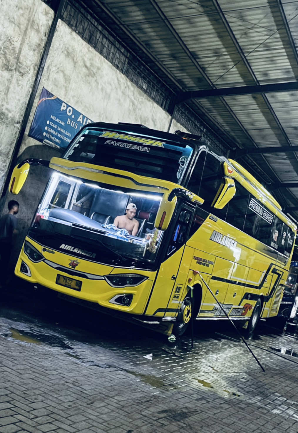 flyinglow😮‍💨  @po.airlangga  @official_haneefaa  #fypage #basuri #indobuslovers #jetbus3 #adiputro 