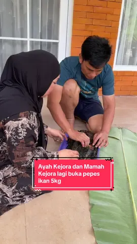 Ayah Kejora dan Mamah Kejora lagi buka pepes ikan 5kg #ayahkejora #mamahkejora #kampunghalaman 