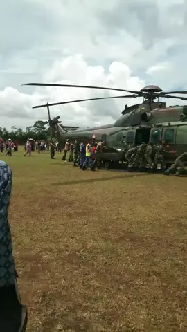 nmbe tumon helikopter didorong,kirain mobi yg bisa didorong helikopter jg bisa😂😂 #hekikopter #lapangrawalo  #TNIAD  #fyppppppppppppppppppppppp 