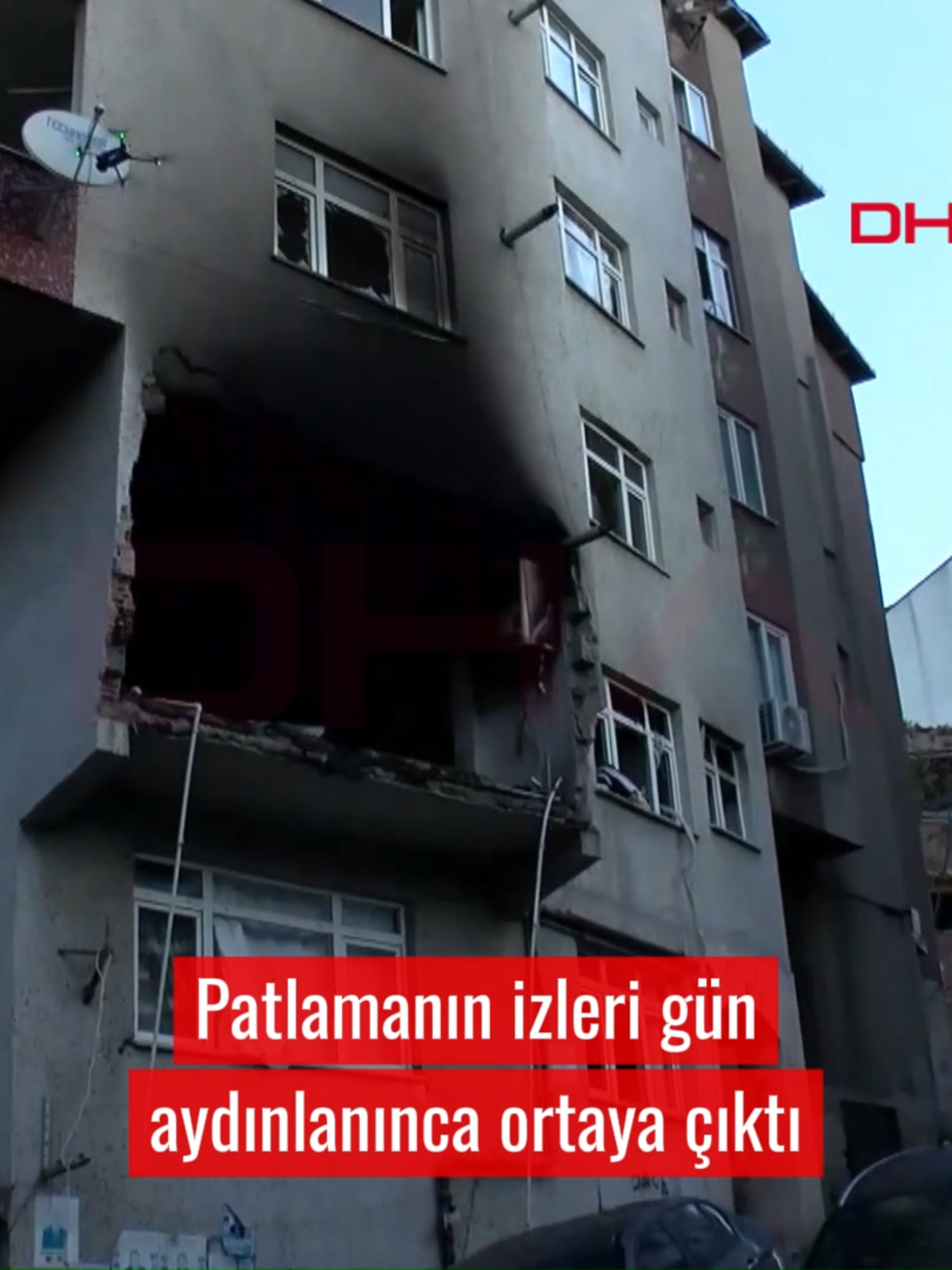 #Kağıthane'de 6 katlı binadaki patlamanın izleri gün aydınlanınca ortaya çıktı Olay, saat 22.00 sıralarında Yahya Kemal Beyatlı Mahallesi Güler Sokak'ta bulunan 6 katlı binanın 2'nci katında meydana geldi. Doğalgaz kaynaklı olduğu değerlendirilen patlama sonrasında evin duvarı yıkıldı, dairede yangın çıktı. Patlamanın etkisiyle etrafa saçılan beton parçaları çevredeki araçlara hasar verdi. 1 kişinin yaralandığı patlamanın izleri günün aydınlanmasıyla ortaya çıktı. Patlama nedeniyle dairenin bir duvarı koparak aşağıya düştü. Binada ve çevrede camlar kırıldı. 2 otomobildeki hasar da gün yüzüne çıktı. Binanın etrafı güvenlik şeridi ile kapatıldı. Polisin bina önündeki bekleyişi sürüyor. Hasan YILDIRIM / İSTANBUL, (DHA) #DHA #Haber #Patlama #Bina #Gün #Gündüz #İstanbul