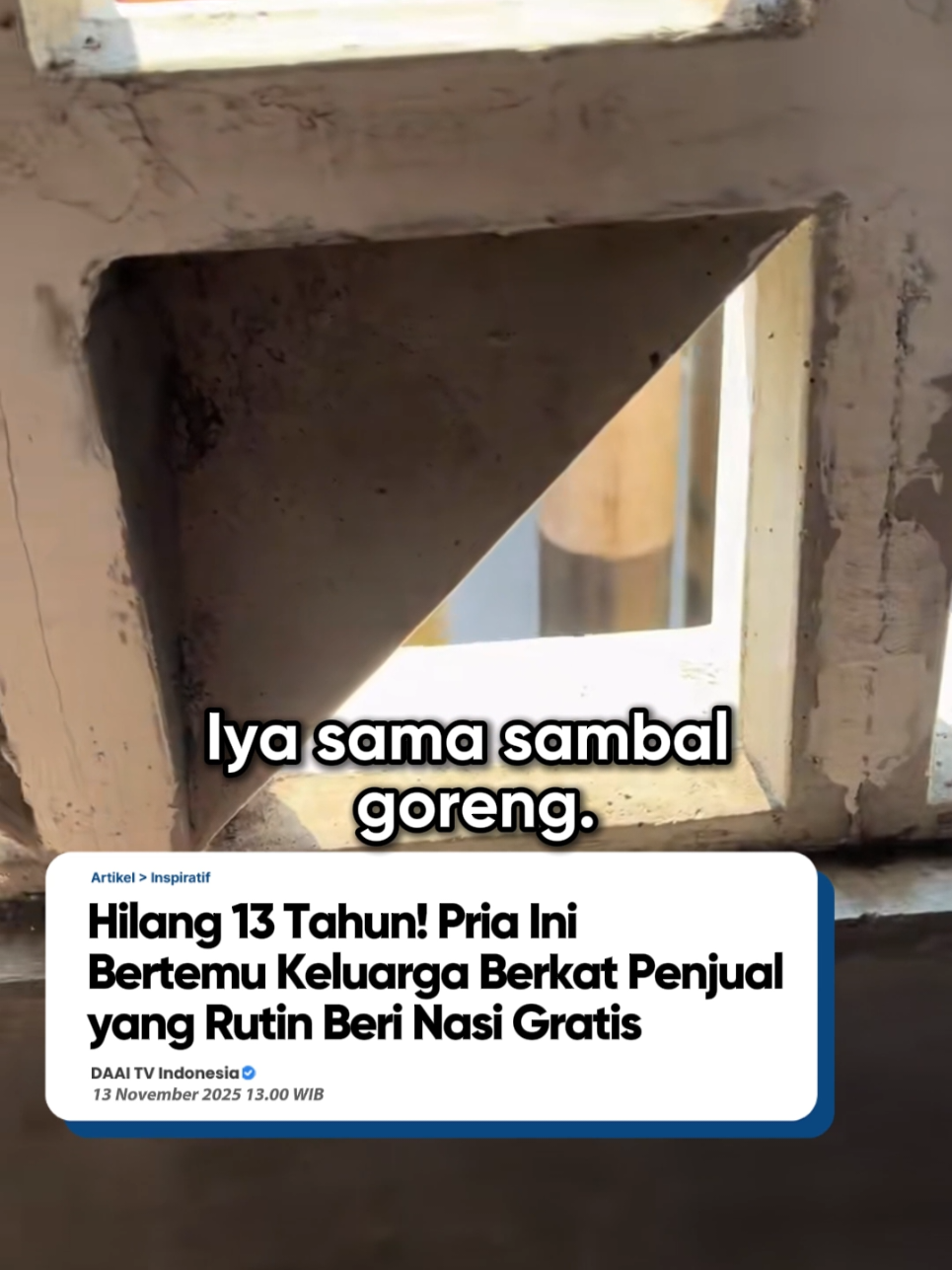 Sahabat DAAI, media sosial memiliki kekuatan luar biasa jika digunakan untuk hal-hal yang baik — seperti kisah haru berikut ini. Di Taman Kota Weleri, Kendal, seorang penjual nasi rutin memberikan makanan gratis kepada Aminudin, seorang pria yang diduga mengalami disabilitas intelektual. Selama 13 tahun, Aminudin hidup terpisah dari keluarganya di Bekasi. Dalam kesehariannya, ia beristirahat di tempat-tempat umum seperti kebun kosong, rumah terbengkalai, hingga area pemakaman. Meski hidup dalam keterbatasan, Aminudin dikenal sopan dan tidak pernah mengganggu warga, sehingga banyak orang di sekitarnya menunjukkan kepedulian. Salah satunya adalah penjual nasi yang setiap pagi dan sore memberinya makan, dan kerap mengabadikan momen itu melalui akun @nrkitchen_3011. Tak disangka, video-video sederhana itu viral dan akhirnya sampai ke tangan keluarga Aminudin. Keluarga pun mengenalinya, dan setelah 13 tahun terpisah, mereka menjemput Aminudin kembali. Menurut keluarga, Aminudin memang pernah beberapa kali hilang, namun inilah kehilangan terlama yang pernah mereka alami. Saksikan konten-konten inspiratif dan menenangkan hati di platform DAAI+ Discover Inspiring Content. #penjualnasi #viral #oranghilang #kisahinspiratif #sebarkankebaikan 