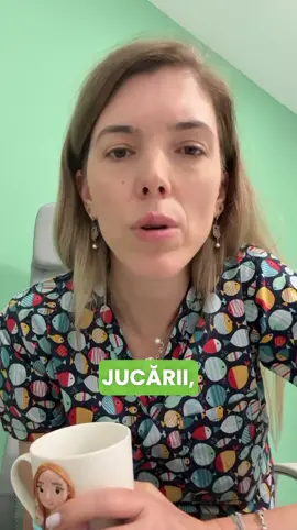 Te-ai gândit vreodată ce se ascunde în obiectele pe care le folosești zilnic? Unele dintre ele pot conține substanțe care afectează echilibrul hormonal și dezvoltarea copilului. Disruptorii endocrini se găsesc adesea în plastic, cosmetice, produse de curățenie sau ambalaje alimentare. 💚Alege variante cât mai sigure și naturale. 👉🏻Ai încercat să înlocuiești unele produse cu variante mai bune? #pediatreebyilincatranulis #ilincatranulis #consultantlactatie #ibclc 