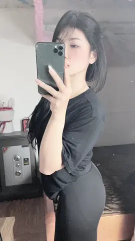 Em không cần tiền, chỉ cần anh thật lòng với em. Nhưng nếu anh không thật lòng với em thì cho tiền em cũng được...