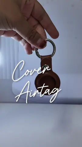 “Comel, simple & classy 😍 Casing AirTag ni bukan je lawa tapi tahan lasak! Sesuai untuk kunci + beg + luggage ✨  #airtagcover #fyp #barangviral”