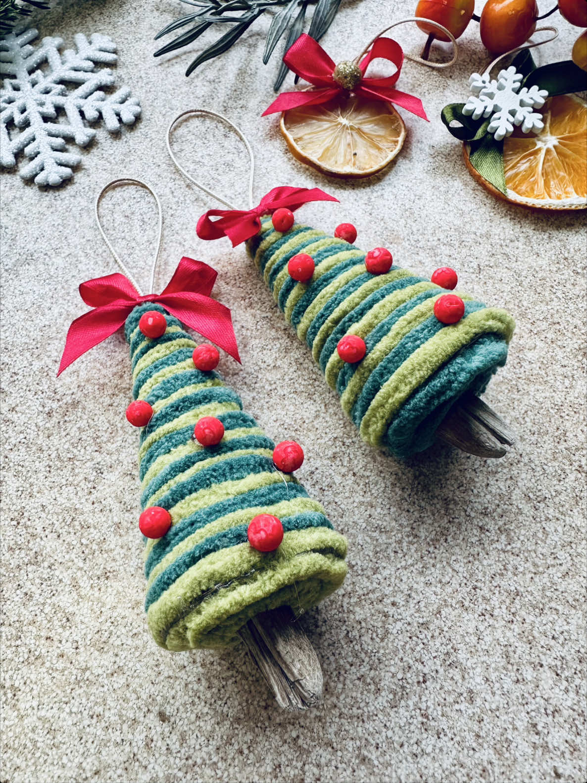 Can you make a cute ornaments in 5 minutes? Yes! 🎄 Ready for the easiest, cutest Christmas ornament hack? Transform empty toilet paper rolls and lush green yarn into gorgeous mini Christmas trees! This is super simple, upcycled DIY that redults in the sweetest, mist charming little decorations. #christmas #ornaments #christmascrafts #christmasdecor #christmasdiy 