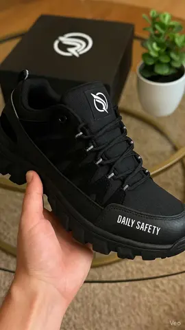 Safety look gak harus kaku. Ini buktinya. 😎 #SepatuSafetyKeren #StyleKerjaModern #SafetyButStylish #SepatuPriaKeren #OOTDPria 