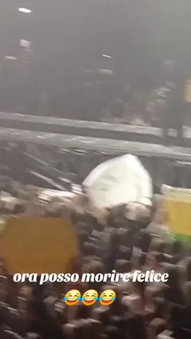 #bacio #baciomarco #marcomengoni #momentocartelloni #quantotiamo @Marco Mengoni @SemplicementeMarcoMengoni @mengonimarcoofficial 