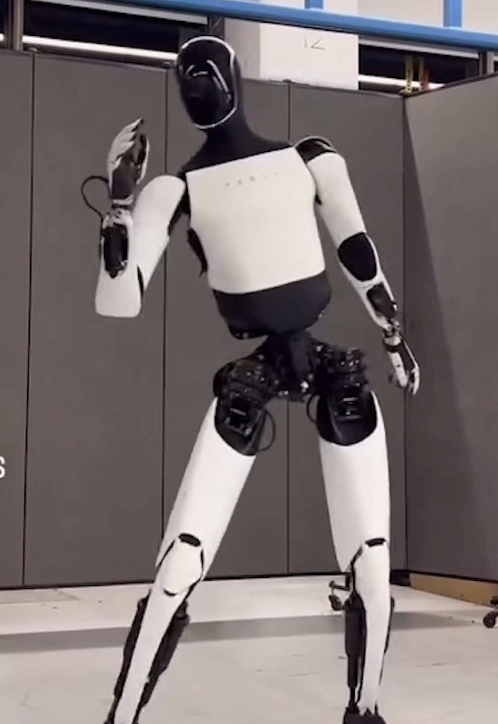 While the world wonders if AI will lead, I’m here making robots slave to my beat. 😁🙋🏻‍♂️🕺🏽🪩 #bodytalk the takeover!! #teslarobot #dance #robotdance #foryou 