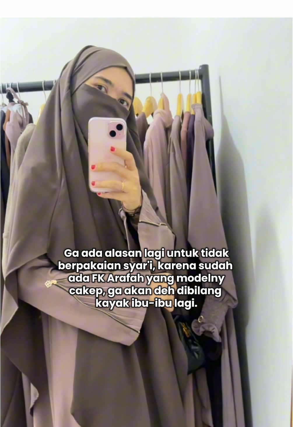 Udah gitu cuttingannya bikin kita jadi kelihatan lebih ramping lagi. MaasyaAllah. FK Arafah emg jadi kesukaan aku skr deh 🌷🛍️ @yoora_sarah @siska fellicia  @Ucie | OOTD Syar'i 🎀  #uciekhan #frenchkhimar #fkarafah #pakaiansyari #ootdsyari 