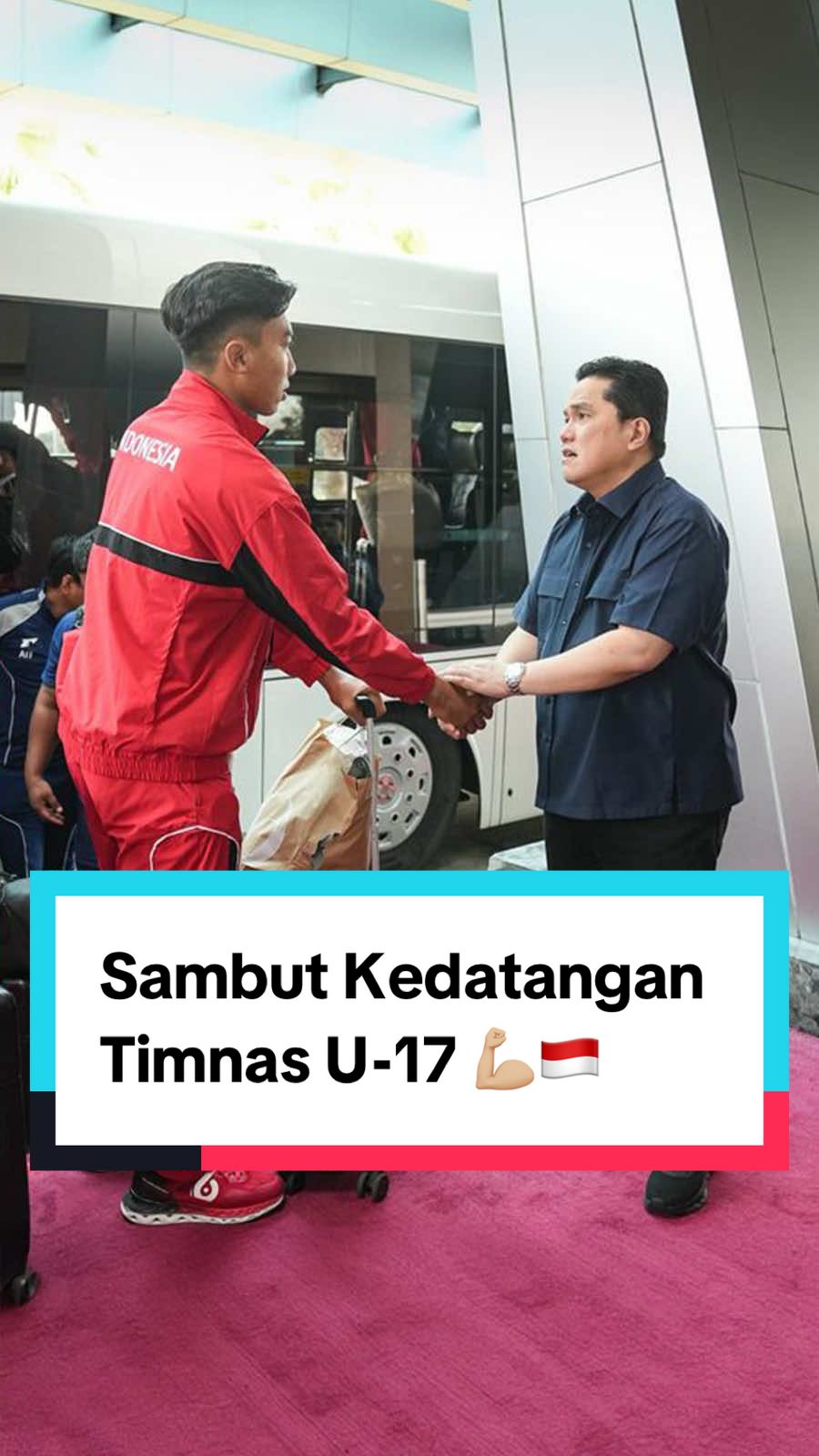 Selamat datang di Tanah Air untuk seluruh pemain, pelatih dan ofisial Timnas Indonesia U-17 yang baru selesai berjuang di Piala Dunia. Kalian sudah berjuang dengan luar biasa dan mencatatkan sejarah dengan meraih kemenangan pertama untuk Indonesia di Piala Dunia. Bangga, tapi perjalanan masih panjang dan belum saatnya berpuas diri. Kita fight lagi untuk Indonesia 🇮🇩 #TimnasIndonesia #KitaGaruda 