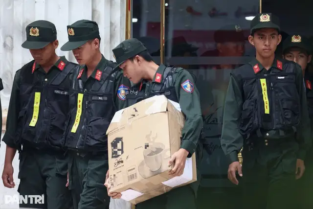 Sáng nay, lực lượng cảnh sát tại TPHCM đã tiến hành kiểm tra đột xuất trụ sở thẩm mỹ viện Mailisa tại số 86-88-92 Huỳnh Văn Bánh (phường Cầu Kiệu, TPHCM). Sau hơn 4 giờ làm việc, cảnh sát đã rời đi với nhiều thùng hồ sơ, giấy tờ được thu giữ. Theo ghi nhận của phóng viên, từ sáng sớm, nhiều cảnh sát đã có mặt tại trụ sở thẩm mỹ viện Mailisa.  Thẩm mỹ viện Mailisa là một thương hiệu nổi tiếng với các dịch vụ chăm sóc da, điều trị nám, tàn nhang và phun xăm thẩm mỹ. Tuy nhiên, thời gian gần đây, Mailisa đã vướng vào nhiều lùm xùm liên quan đến các sai phạm trong hoạt động hành nghề, bao gồm việc cung cấp dịch vụ khám, chữa bệnh khi chưa được cấp phép và quảng cáo vượt quá phạm vi cho phép. Đến khoảng 12h30, lực lượng cảnh sát rời khỏi trụ sở thẩm mỹ viện Mailisa, mang theo nhiều thùng hồ sơ, giấy tờ.  Đáng chú ý, cùng trong sáng nay, công an đã đồng loạt xuất hiện tại các chi nhánh của Thẩm mỹ viện Mailisa trên khắp cả nước, bao gồm Hà Nội, Đắk Lắk, Cần Thơ, Nghệ An, Đà Nẵng và Nha Trang. Điều này cho thấy quy mô của cuộc điều tra không chỉ giới hạn ở TP.HCM mà còn mở rộng ra nhiều tỉnh thành khác, nhắm vào toàn bộ hệ thống của Mailisa. #dantrinews #LearnOnTikTok #xuhuong 