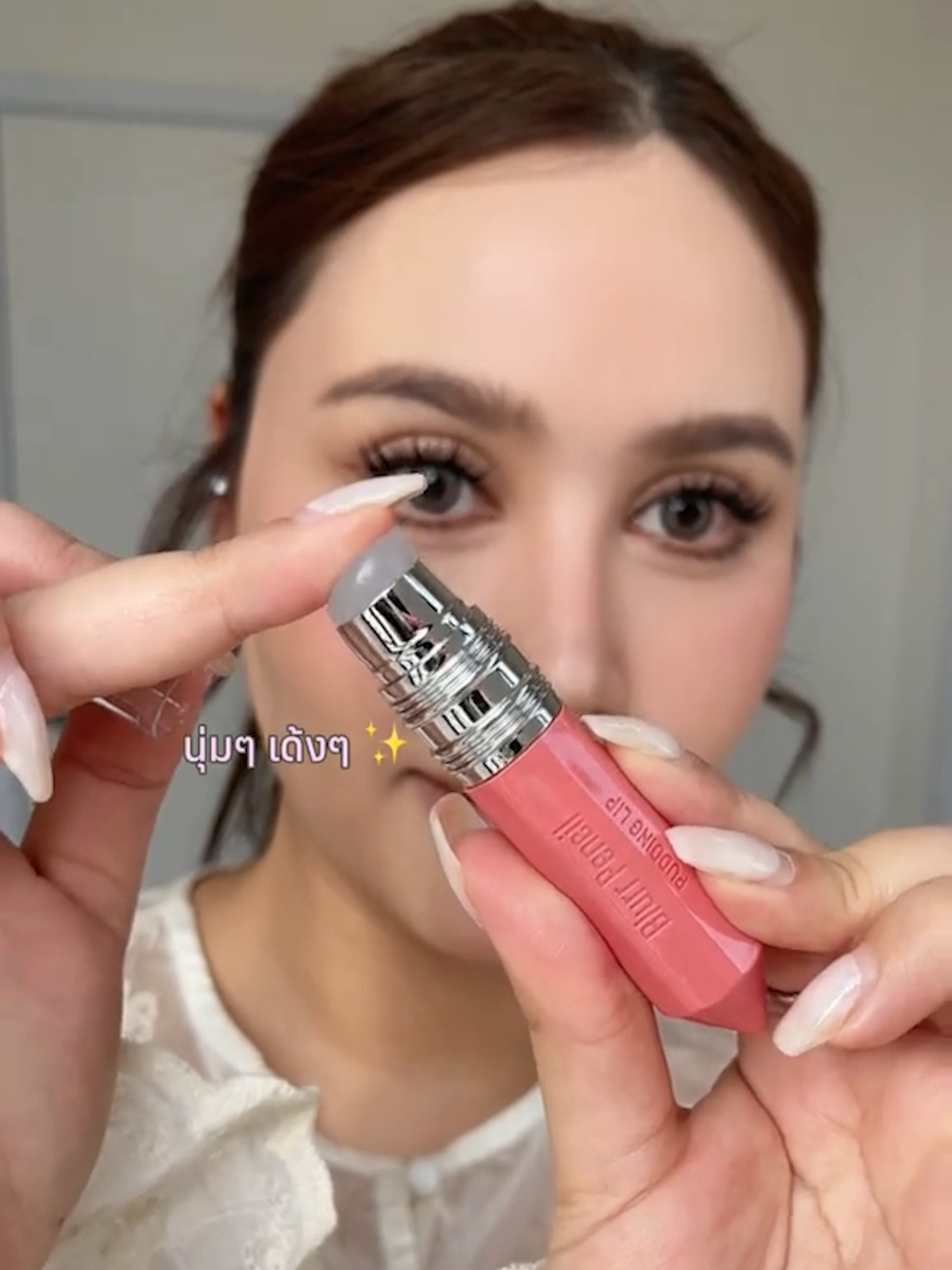 #เบบี้ป้ายยา ลิปเบลอที่ละมุนสุดๆ ✨ มาพร้อมหัวแปรง ซิลิโคนนุ่ม เด้งดึ๋ง! เกลี่ยง่าย สีฟุ้งเบา ปากสวยละมุนทุกมุม 💖 𝘽𝙡𝙪𝙧𝙧 𝙋𝙚𝙣𝙘𝙞𝙡 𝙋𝙪𝙙𝙙𝙞𝙣𝙜 𝙇𝙞𝙥 💋 ลิปเนื้อพุดดิ้ง เบลอปากฟุ้งละมุน เกลี่ยง่าย สีชัด ติดทน หัวแปรงซิลิโคนนุ่ม เด้งดึ๋ง เบลอสวยเรียบเนียน เติมร่องปากให้ดูอวบอิ่ม ✨ อุดมด้วยสารบำรุงจาก Cloudberry, Cocoa Butter และ Vitamin C ช่วยให้ริมฝีปากชุ่มชื้น กระจ่างใส 💖 ❌ ไม่มีแอลกอฮอล์และพาราเบน 💄 มี 14 เฉดสี | ราคาเพียง 169.- (ปกติ 295.-) ราคาเพียง 169.- (ปกติ 295.-) #BlurrPencilPuddingLip #พุดดิ้งลิปเบลอ #ลิปเบลอ #ใบเฟิร์นพิมพ์ชนก #BabyBrightMakeup