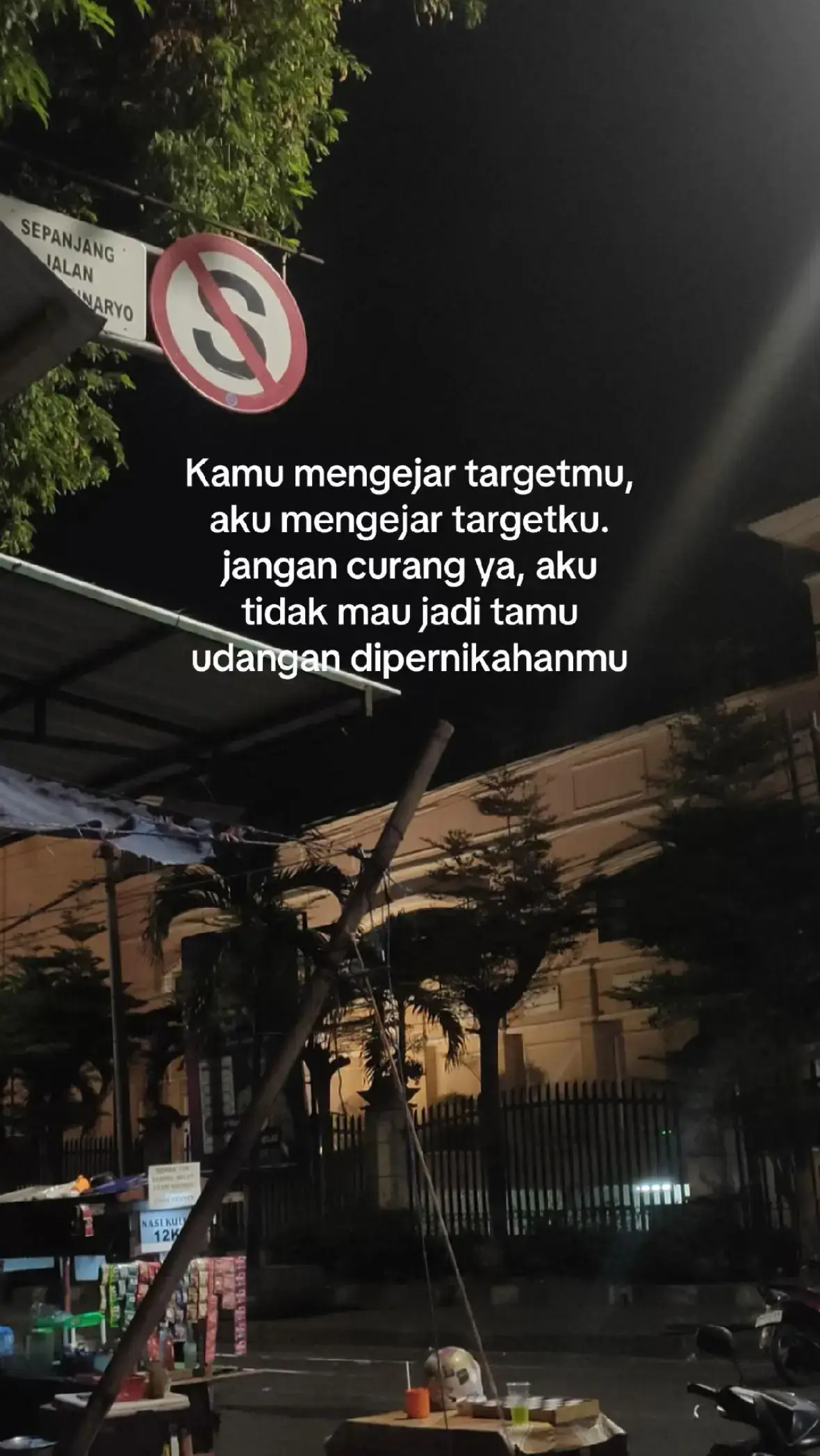 ...  📝Bahan-bahan: - 2 piring nasi putih (sudah dingin) 2 butir telur 1 siung bawang putih, cincang - 1 siung bawang merah, cincang - 1 sendok makan kecap manis 1 sendok makan kecap asin 1/2 sendok teh garam 1/4 sendok teh merica bubuk 2 sendok makan minyak goreng Bahan tambahan (opsional): Daging ayam suwir Udang Sosis Sayuran (wortel, buncis, kol) Bawang goreng Cara membuat: 1. Siapkan bahan: Potong bahan tambahan seperti daging ayam, udang, atau sosis menjadi ukuran kecil. 2. Tumis bawang: Panaskan minyak goreng dalam wajan, tumis bawang putih dan bawang merah hingga harum. 3. Tambahkan bahan tambahan: Masukkan bahan tambahan seperti daging avam. udang, atau sosis, masak hingga matang. 4. Tambahkan telur: Buat lubang di tengah wajan, masukkan telur dan orak-arik hingga matang. Campur dengan bahan lain. 5. Masukkan nasi: Tambahkan nasi putih ke dalam wajan, aduk rata dengan bahan lain. 6. Tambahkan bumbu: Tambahkan kecap manis, kecap asin, garam, dan merica bubuk, aduk rata. 7. Sajikan: Sajikan nasi goreng dalam piring, taburi dengan bawang goreng jika suka. Tips: Gunakan nasi yang sudah dingin untuk hasil yang lebih baik. Sesuaikan rasa dengan menambahkan lebih banyak kecap manis atau asin sesuai selera. Tambahkan topping lain seperti sambal atau acar jika suka. selemah mencoba!!  #foryou #fypage #lewatberandafyp #masukberanda #nasigorengseafood 