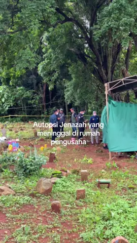 Tim forensik beserta jajaran melakukan autopsi jenazah janda yang meninggal di rumah pengusaha di desa Ngasem kecamatan Batealit Kabupaten Jepara. Autopsi di lakukan di makam umum desa kerso .kecamatan kedung jepara Jawa Tengah #jepara #autopsi #berita #batealit #jenazah 