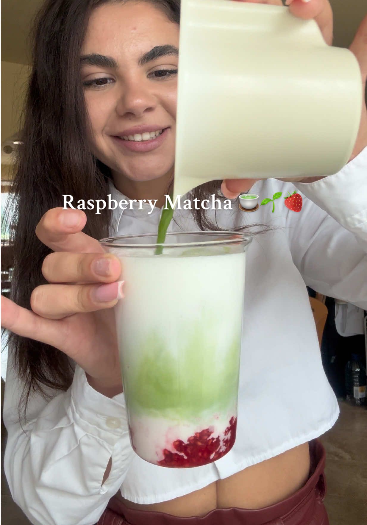Eu folosesc Matcha de la @matcha_greenglass chiar e super calitativă 🌱 #matchagreenglass #matcha #raspberrymatcha #howtomakematcha #raspberrymatchalatte 