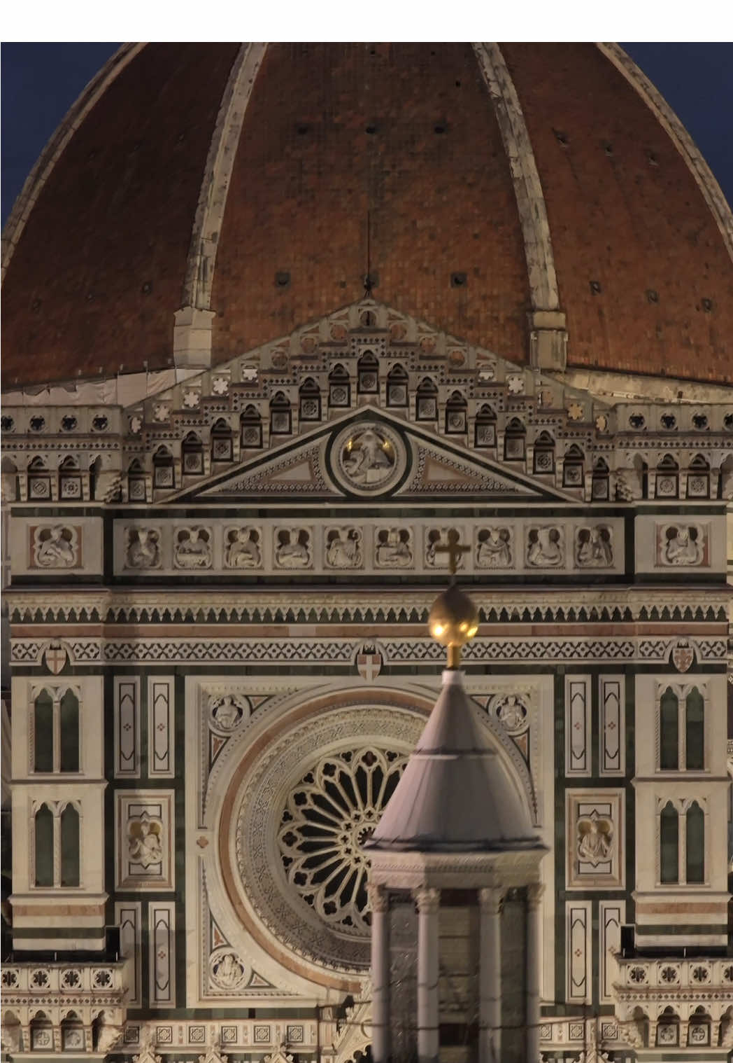 ✨ Ogni dettaglio del Duomo di Firenze è un capolavoro. La Cupola del Brunelleschi sfida il tempo, le geometrie di marmo riflettono la luce come un mosaico vivo. Ogni rilievo, ogni statua, ogni ombra racconta il genio di un’epoca che ha cambiato la storia dell’arte. Firenze non si guarda soltanto… si sente. ❤️ #firenze #florence #toscana #pioandreaperi #italy      