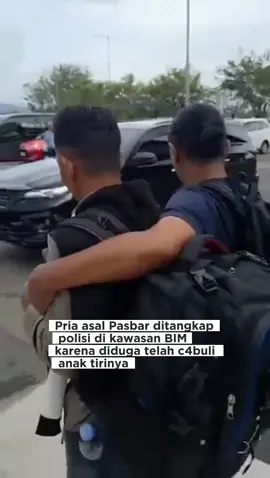 Satreskrim Polres Pasaman Barat (Pasbar) meringkus seorang ayah tiri di wilayah tersebut terkait kasus c4bul, di kawasan Bandara Internasional Minangkabau (BIM) Padang Pariaman. Kasat Reskrim Polres Pasbar, Iptu Habib Fuad Alhafsi, melalui Katim Opsnal Ipda. Algino Ganaro membenarkan penangkapan tersebut. Ia mengatakan, penangkapan tersebut dilakukan pada Kamis (6/11/2025) sekitar pukul 16.20 WIB. Tersangka berinisial JYS (37) warga Air Bangih, Kecamatan Sei Beremas, ditangkap usai turun  pesawat dari Kalimantan di depan terminal kedatangan Domestik BIM. Ia menjelaskan, tersangka JYS ditangkap atas dugaan c4bul terhadap seorang anak bawah umur yang merupakan anak tirinya sendiri. (katasumbar.com) #pasbar #pasamanbarat #sumbar #classymedia 
