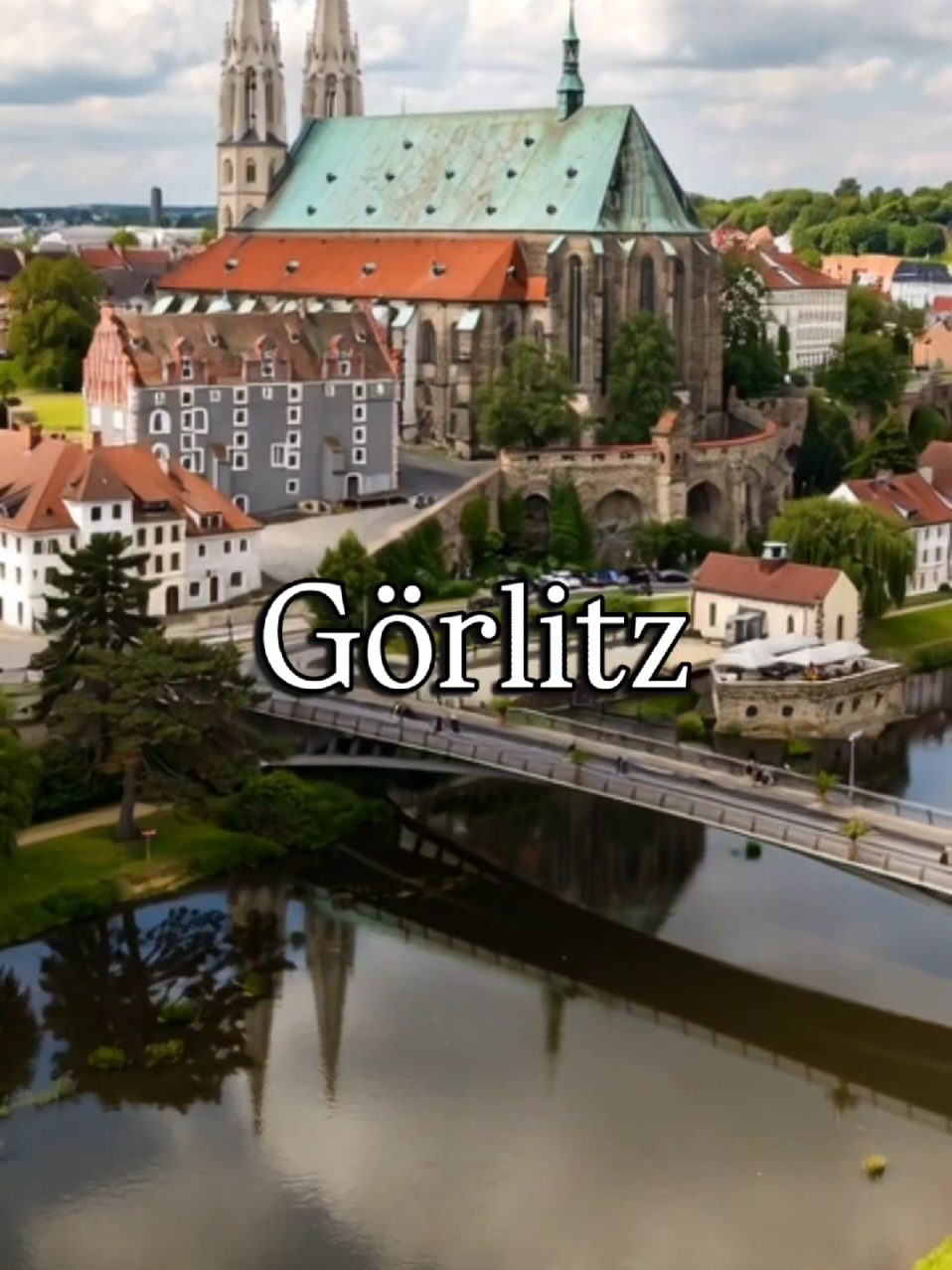 Görlitz ist die östlichste Stadt Deutschlands und liegt in Sachsen. Direkt an der Grenze zu Polen gelegen, ist sie bekannt für ihre gut erhaltene historische Architektur und als Drehort für Hollywood-Filme wie „The Grand Budapest Hotel“ und „Inglourious Basterds“. Die Stadt rühmt sich der größten vollständig erhaltenen Altstadt Deutschlands. Görlitz liegt an einer ehemaligen Handelsroute und ist bekannt für seine einzigartigen Sehenswürdigkeiten, wie den Muschelminna-Brunnen und das historische Kaufhaus. Die Hauptattraktion von Görlitz ist die gut erhaltene historische Architektur und die stimmungsvolle Altstadt. Deshalb wird die Stadt oft als „Freilichtmuseum“ bezeichnet und diente bereits als Drehort für zahlreiche Filme. Görlitz ist berühmt für seine Gebäude aus verschiedenen Epochen, die sich in einem hervorragenden Zustand befinden und eine einzigartige Atmosphäre schaffen. Heute lockt Görlitz mit seiner einzigartigen Atmosphäre Touristen an und entwickelt sich trotz der Teilung der Stadt nach dem Zweiten Weltkrieg in das deutsche Görlitz und das polnische Zgorzelec, das auf der anderen Seite der Lausitzer Neiße liegt, weiterhin zu einem Kultur- und Filmzentrum. #görlitz #sachsen #deutschland #germany #travel 
