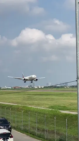 EMIRATES Boeing 777-300 ER with General Electric GE90-115B engine most powerful commercial jet engine😍 #pesawatboeing #pesawatairbus #aviationlovers #aviationvideo #aviationphotography #emiratesairlines #emiratescabincrew #boeing777 #boeing737 #boeing747 #boeinglovers #fyp #fypシ゚viral #fyppppppppppppppppppppppp #bandarasoekarnohatta🇲🇨 