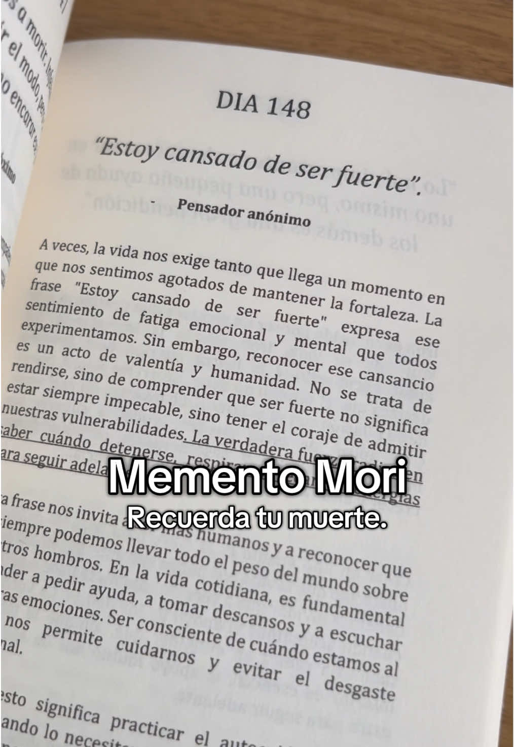 Memento Mori es el recordatorio más poderoso que existe: tu tiempo es limitado… y tu vida está ocurriendo ahora. Este libro te despierta del piloto automático y te obliga a mirar de frente lo que evitas: que cada día es un día menos, y por eso cada decisión importa. Te enseña a soltar lo que no vale la pena, a vivir con intención, y a dejar de posponer la vida que de verdad quieres. No es un libro sobre la muerte; es un libro sobre cómo vivir antes de que sea demasiado tarde. 📘 Haz clic en el carrito naranja del video y consigue el libro que te recordará por qué estás aquí… y por qué no puedes seguir esperando. #mementomori #carpediem #motivacion #filosofiadevida #reflexion 