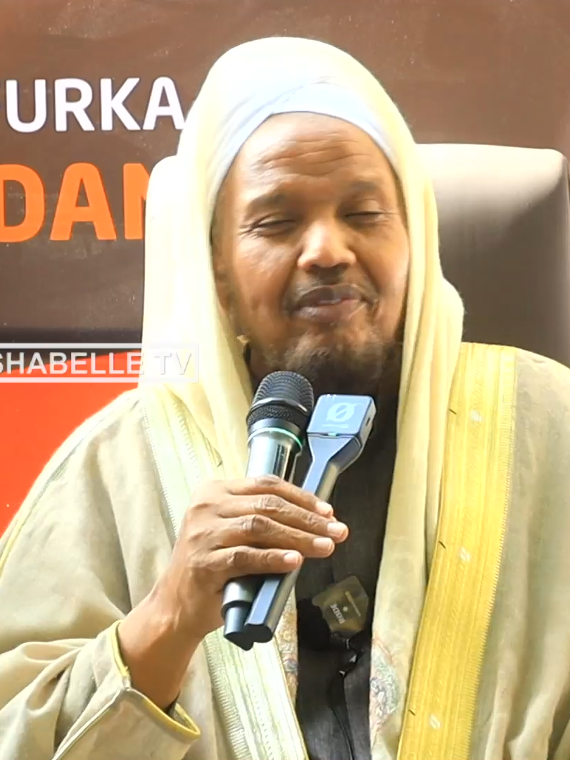 Sheekh Cabdirashiid Cali Suufi: “intaan hada baabuurka soo saarnaa mid baa ila soo hadlay oo igu yiri taleefanka soo hagaaji yacni lacag soodir ana waxaan iri Qur’aanka akhri isagaa ku hagaajinayee”.