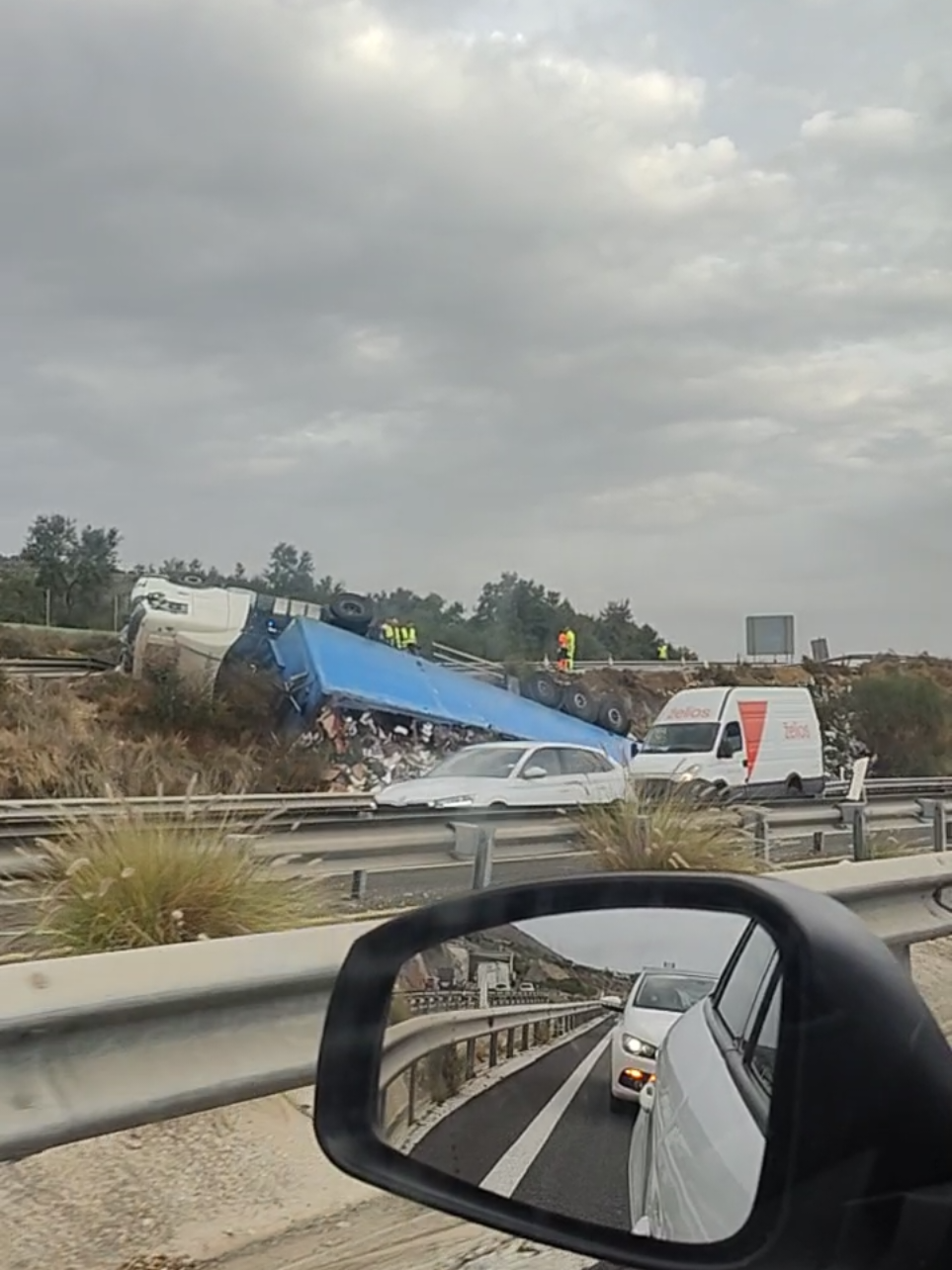 🚧 Afectaciones al tráfico en la salida de #Málaga dirección #Torremolinos como consecuencia del vuelco de un camión.