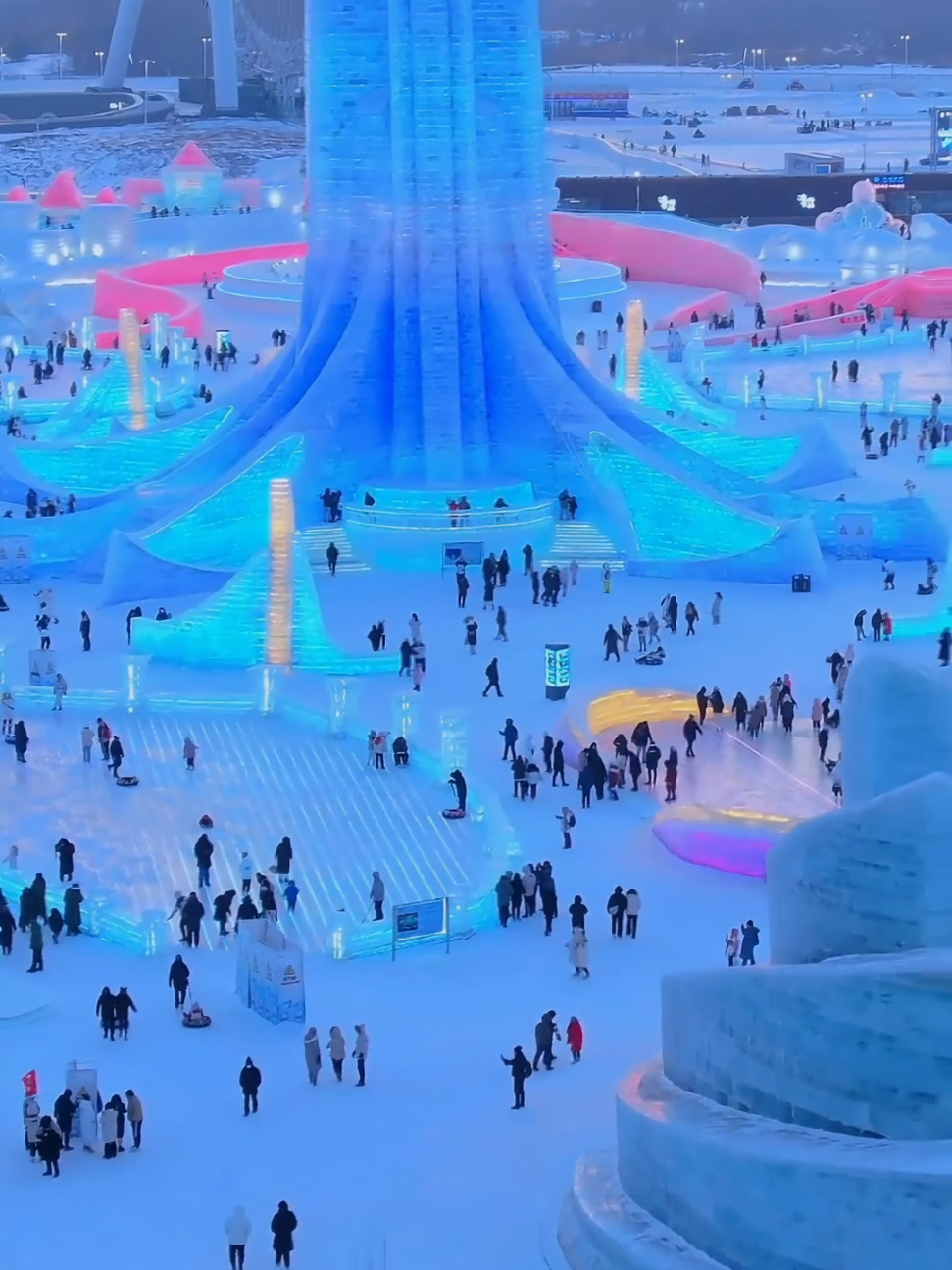 来哈尔滨冰雪大世界，共赴一场冰雪盛宴 冰雪大世界是位于哈尔滨的一座大型冰雪主题公园，以冰雕雪雕景观、冰雪建筑和各种冰雪娱乐项目为特色，每年冬天开放，通常从12月中旬开放至次年3月初。这里提供白天和夜间的游览体验，夜间灯光下的冰雪景观尤其迷人 今年的哈尔滨冰雪大世界将于2025年12月26日开园。园区面积将扩大至120万平方米，创历届之最。标准成人票为328元/人 📍哈尔滨冰雪大世界，哈尔滨市，黑龙江省 📍Harbin Ice And Snow World, Harbin City, Heilongjiang Province
