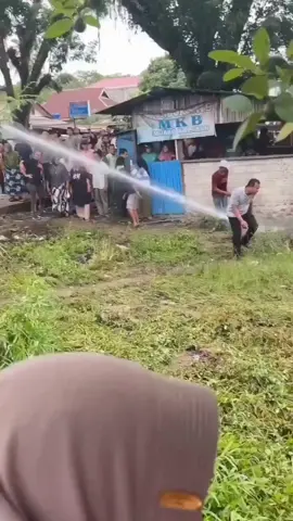 Seorang pemuda alami patah kaki dan seorang wanita paruh baya yang tengah hamil muda keguguran akibat Petugas aparat gabungan satpol pp dan kepolisian melakukan tindakan agresif saat demo penolakan sengketa lahan di Muaro Bodi , Kabupaten Sijunjung Sumatera Barat. Ini sih sudah sangat keterlaluan Pak Presiden @prabowo  tolong pak para alat negara ini di gunakan secara manusiawi. #satpolpp #alatnegara