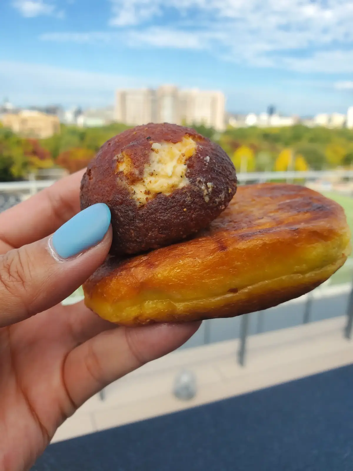 STATION　AI内 & NAGOYAさんで ちはるさん監修のドーナツが販売 レセプションに お邪魔しました☺ ●薬膳カレードーナツ ●タンパク質ドーナツ 12月末までの販売で どちらも1日10食限定‼️ こだわり抜いた2商品 どちらも美味しかった！ モチモチのタンパク質 ドーナツは1つで8gの タンパク質がとれるみたい 商品開発すごい 大変だったみたい 罪悪感ゼロ❤ フォロワーさん限定クーポン 2025年　12/26まで 全ドーナツ10％OFF また食べたい✨ #高井ちはる #薬膳カレードーナツ #タンパク質ドーナツ #pr #生ドーナツ