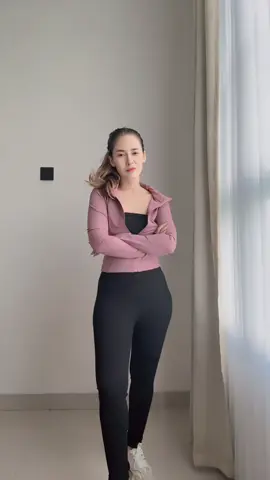 Jaket UV ini tuh penyelamat banget buat kamu yang suka olahraga di luar ruangan! 🫶🏻 Biar nggak belang dan nggak sia-sia perawatan, tapi tetap bisa gerak bebas tanpa kepanasan 🌤️ Bahannya adem, ringan, dan pastinya melindungi kulit dari sinar matahari langsung ✨ #JaketUV #OutfitOlahraga #AntiBelang #gajiansale #PromoGuncang1212