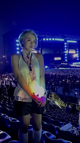 Cô bé mười ba tuổi ngồi quán net tải This Love về nghe, cô bé mười ba tuổi chưa yêu ai bao giờ lại nằm khóc với Haru Haru, cô bé mua báo Hoa Học Trò có bìa của các anh dán đầy phòng… cô ấy vừa vượt hơn 1000 km để đến gần tình đầu của mình thêm 1 chút…. Không có đáng hay không đáng, mỗi giây phút em từng trải qua, sự lựa chọn đến bên anh trong một khoảnh khắc, em chưa bao giờ hối hận… Cám ơn anh, hẹn gặp lại không xa! #gdragon #ubermenschworldtour #8wonder #hanoi 