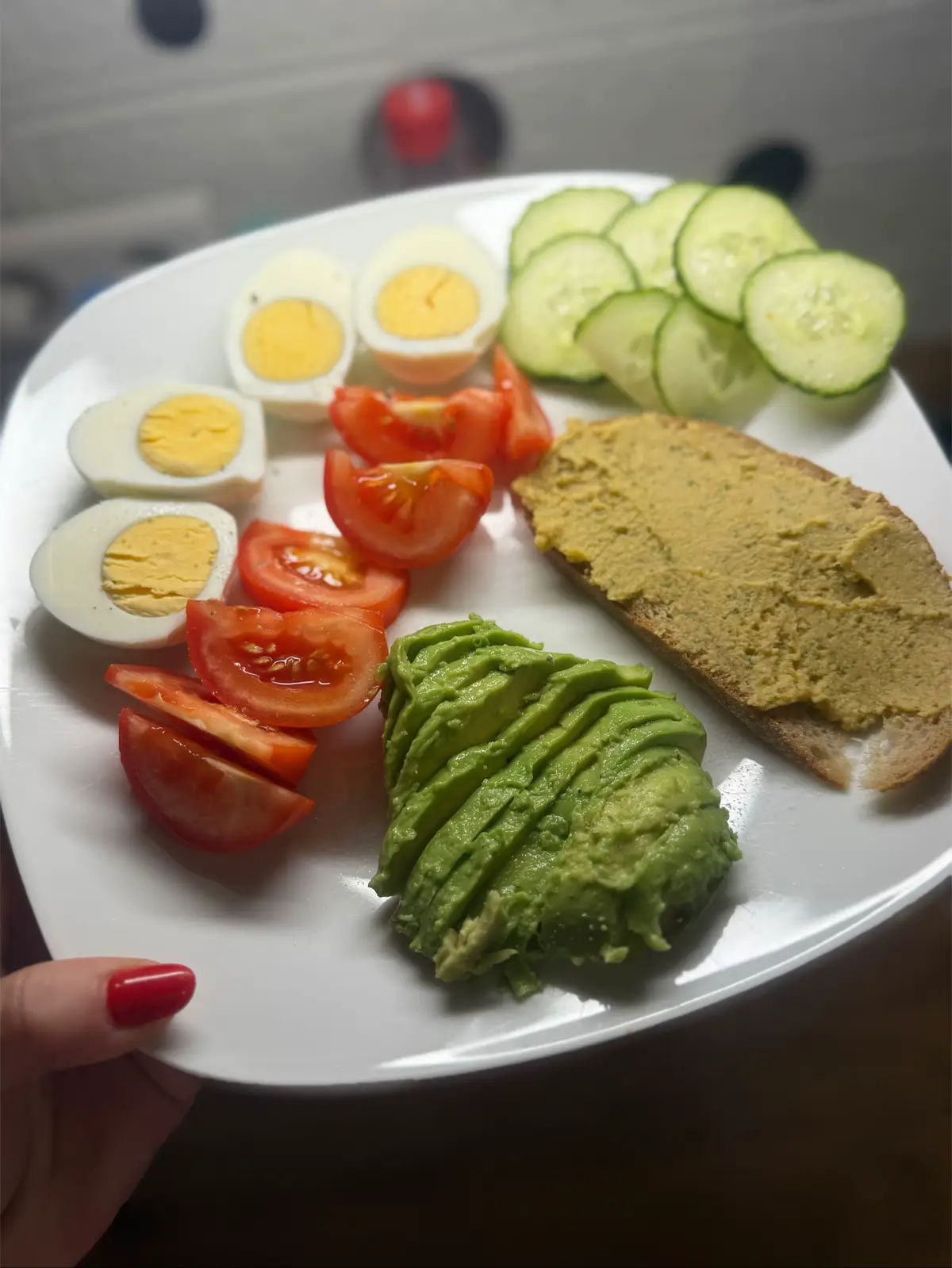 Bună dimineața! 🌿 Un început simplu, dar plin de culoare și energie: ouă fierte, avocado cremos, legume proaspete și o felie de pâine cu tahini. Corpul îți mulțumește atunci când îl hrănești cu drag 💚
