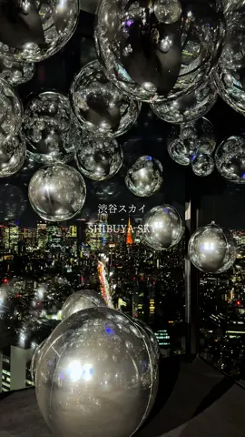 この時期の渋谷スカイが、一番好きかもしれない。撮影2025.11.7 📍Sparkling View ・場所：渋谷スカイ ・期間：2025.11.6~2025.12.25 ・メモ：イベント期間中の19時以降は、SHIBUYA SKYの屋上から渋谷の街に向けて、クリスマスツリーに見立てた光の柱「Sparkling Light Tree」が常時点灯されます。また、19時以降の30分おきに、光と音響による特別な演出「スペシャルセレブレーション」が実施されます。 #渋谷スカイ #夜景 #shibuyasky #shibuya #tokyo 
