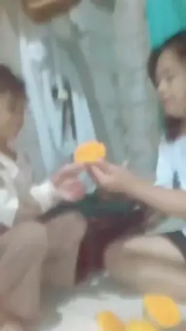 makan buah mangga