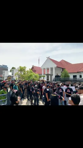 AmiraRiau.com - Ratusan masyarakat dari berbagai elemen berkumpul menggelar aksi unjukrasa menuntut keadilan dan menolak keras praktik mafia tanah serta dugaan permainan hukum di Pengadilan Tata Usaha Negara (PTUN) Pekanbaru, jalan HR Soebrantas Panam. Rabu (12/11/2025) Sejak pagi, massa mulai memadati halaman depan PTUN sambil membawa berbagai spanduk bertuliskan “Rakyat Lawan Mafia Tanah!” dan “Hukum Jangan Tajam ke Bawah, Tumpul ke Atas!”. Aksi ini menjadi simbol perlawanan rakyat kecil terhadap praktik curang yang dinilai menindas dan merampas hak atas tanah mereka. #fyp #viral #video #berita #beritatiktok 