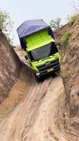 Hino lagi gacorr ketua 😜 #fyp #viral #truck 