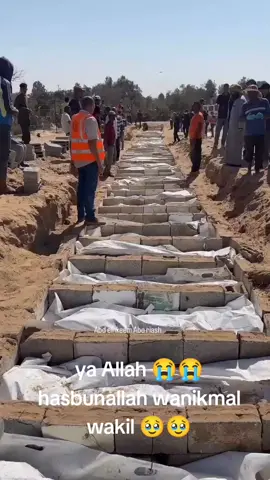 💔🇵🇸 Puluhan warga Palestina yang tidak teridentifikasi dimakamkan di kuburan massal di Gaza tengah, setelah diserahkan oleh Israel kepada Palang Merah beberapa hari yang lalu. Banyak dari mereka tidak dapat diidentifikasi karena penyiksaan berat yang mereka alami di mana wajah mereka dihapus. ~ *_Ikuti update terbaru kabar Palestina & Dunia Islam di saluran kami:_* ya #allah tolong Palestine  #selamat jln saudara ku 🥹  #hasbunallahwaniqmalwakil  #freepalestine🇵🇸❤️ #fyp 
