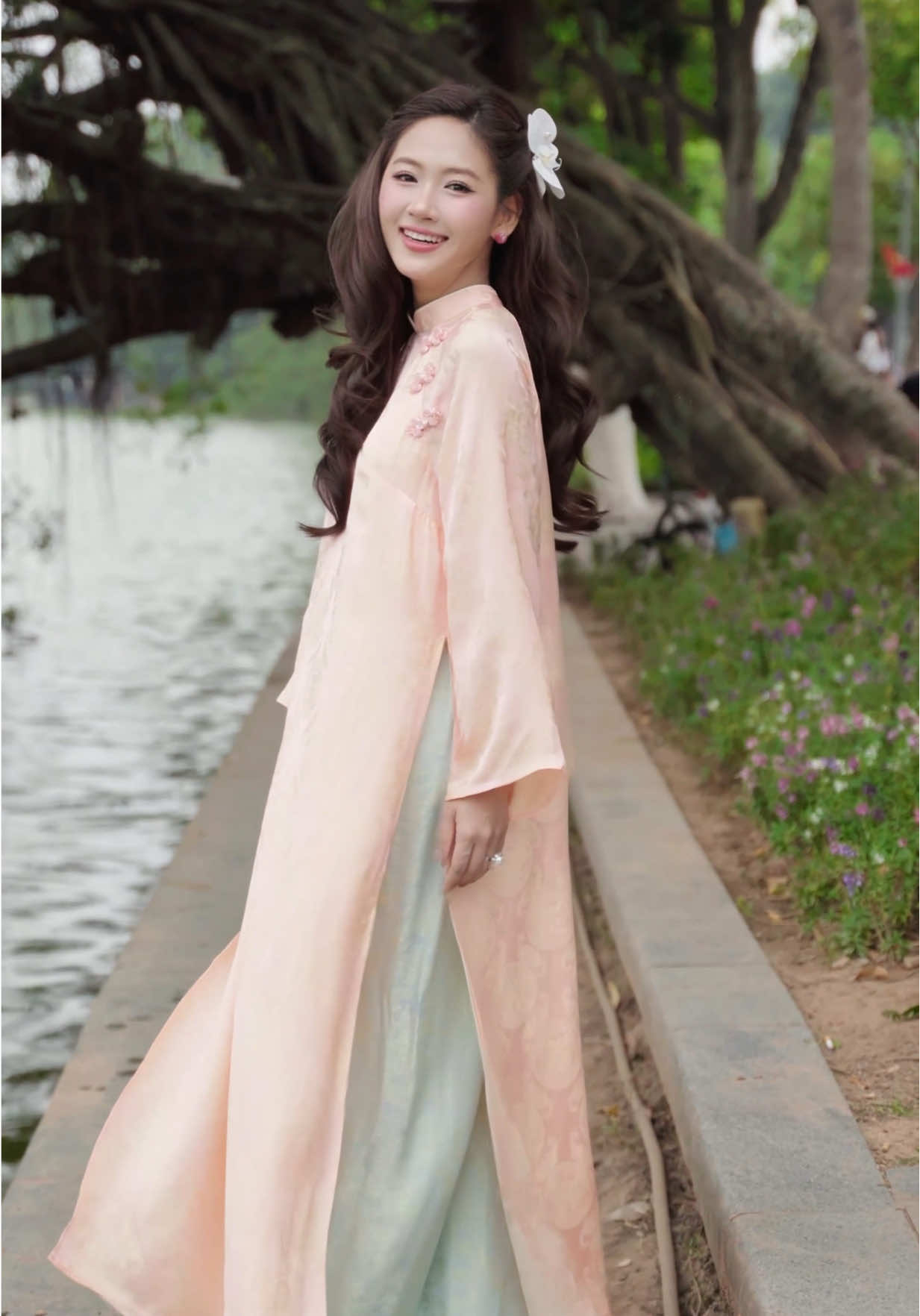 Chúng mình mở Pre - order áo dài 4 tà Cẩm Yên - nàng đặt đơn sớm chúng m sẽ trả đơn dần từ 3-4 ngày các nàng nhé #thoitrangnu #reviewlamdep #petbychang #aodai #chupanhtet 