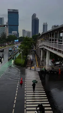 Videonya mentahan boleh di ambil buat bahan conteng creator pemula, edit sendiri ya, engga follow gpp, di izinin.  Vibes Hujan Sudirman Jakarta #jakarta #citylights #mediawb #hujan #foryou 