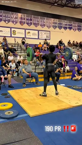 Dia tidak akan pernah duduk sedekat itu lagi!!  #juri #angkat