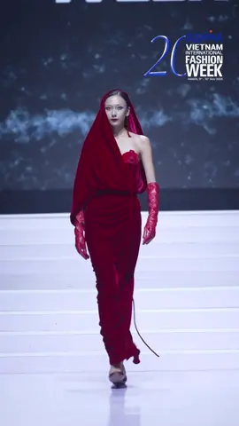 Á quân VNTM 2025 Vũ Mỹ Ngân thần thái trong BST “Black Parade” của NTK Hà Linh Thư tại AVIFW F/W 2025 #AVIFW2025  #Aquafina #MultimediaJSC   #VietnamInternationalFashionWeek  #beUmodels