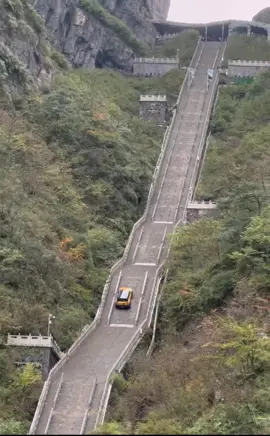 Chiếc SUV Fengyun X3L của Chery đang trải qua bài kiểm tra hiệu suất khắc nghiệt tại Nấc thang lên thiên đường ở Núi Thiên Môn. Hôm nay, hãng sản xuất ô tô Trung Quốc Chery Automobile đã đưa ra lời xin lỗi sau khi một chiêu tiếp thị tại Thiên Môn Sơn ở Trương Gia Giới đã không thành công và làm hư hại một phần lan can cổ vào hôm qua. Vụ việc xảy ra vào khoảng trưa hôm qua, khi chiếc SUV Fengyun X3L của Chery đang thực hiện bài kiểm tra hiệu suất cực đại trên đỉnh núi Stairway to Heaven nổi tiếng. Bài kiểm tra đã phải dừng đột ngột sau khi một thiết bị an toàn gặp trục trặc, khiến xe trượt về phía sau và va vào lan can. Hãng sản xuất ô tô cho biết trong một tuyên bố hôm nay rằng không có thương tích hay thiệt hại nào về môi trường được báo cáo, đồng thời cam kết sẽ sửa chữa các thanh chắn bị hư hỏng. Cuộc điều tra sơ bộ phát hiện ra rằng móc của dây an toàn đã bất ngờ tách khỏi điểm neo, khiến dây quấn quanh bánh xe bên phải của xe và chặn mất công suất. Chery thừa nhận rằng sự cố này đã bộc lộ những sai sót trong việc đánh giá và thực hiện rủi ro. Công ty cũng thừa nhận mối quan ngại của công chúng về việc tiến hành thử nghiệm tiếp thị ở một khu vực cảnh quan và sinh thái nhạy cảm như vậy. Nằm ở Trương Gia Giới, Thiên Môn Sơn là điểm tham quan du lịch cấp quốc gia 5A, trải dài trên diện tích 96 km vuông. Nơi đây nổi tiếng nhất với vòm đá tự nhiên, Thiên Môn Sơn, hay còn gọi là 