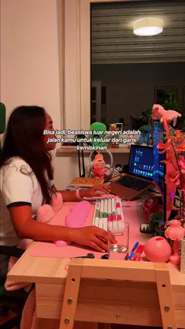 Aku tumbuh di keluarga miskin. Ada hari-hari di mana aku nggak tahu besok bisa makan apa, dan aku harus bantu orang tua biayai sekolah adik. Dari situ, aku sadar satu hal: pendidikan itu jalan keluar dari garis kemiskinan. Tapi pendidikan tinggi, apalagi di luar negeri, butuh biaya yang nggak sedikit. Di sinilah beasiswa luar negeri bisa jadi game-changer. Beasiswa menjadi kesempatan untuk mengubah hidupmu, mengakses ilmu dan jaringan yang sebelumnya terasa jauh, dan membuka pintu peluang karier yang bisa mengubah nasib keluargamu. Kalau kamu merasa situasimu sekarang membatasi langkahmu, ingat: beasiswa bisa jadi jalan untuk keluar dari garis itu. Tapi yang penting, jangan cuma berharap, mulai berproses dari sekarang, belajar, daftar, dan percaya sama kemampuanmu. #sejutaceritamuda #fromdreamstodegree #pejuangbeasiswa #beasiswaluarnegeri