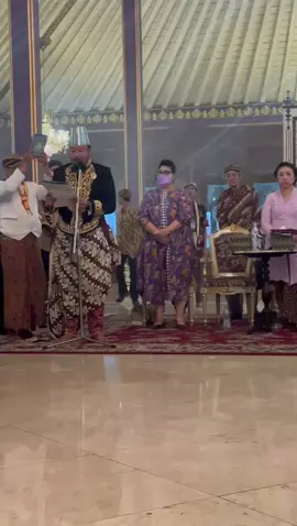 SAH DAN SESUAI PAUGERAN ADAT KRATON MATARAM ISLAM. PENOBATAN S.I.S.K.S PAKOEBUWONO 14.  #kratonsolo #Kasunanan #PBXIV