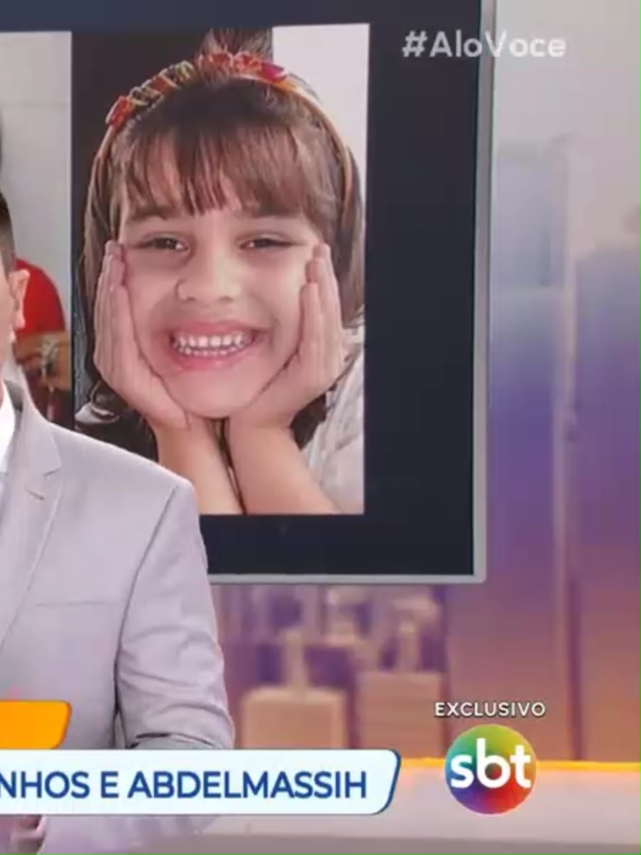 A bomba do Paulo Cupertino: segredo revelado e censura judicial. **Resumo direto:** Paulo Cupertino, condenado em maio de 2025 a **98 anos de prisão** pelo assassinato do ator Rafael Miguel e seus pais, tentou lançar uma “bomba” durante o julgamento: afirmou que **não foi o autor do crime** e que outra pessoa teria cometido os homicídios. Essa versão foi considerada sem provas e rejeitada pelo júri, mas gerou polêmica porque Cupertino acusou terceiros em plena audiência. A Justiça tratou suas declarações como uma tentativa de manipular a narrativa, e qualquer publicação que tentasse explorar esse “segredo” foi alvo de contestação judicial.  Quem realmente contou a verdade dentro da cadeia? A luta contra a censura do livro proibido . **Resumo rápido:** O livro proibido *Diário de Tremembé – O Presídio dos Famosos*, escrito por Acir Filló, é considerado por muitos como a tentativa mais direta de “contar a verdade” sobre os bastidores da prisão de Tremembé. Ele foi censurado judicialmente em 2019 por supostamente violar a privacidade dos detentos, mas o autor afirma que a proibição ocorreu porque sua obra expôs manobras e segredos de presos famosos.   --- ### 📖 Quem contou a verdade dentro da cadeia? - **Acir Filló**, ex-prefeito de Ferraz de Vasconcelos e jornalista, esteve preso na Penitenciária II de Tremembé e no CDP de Pinheiros.   - Durante esse período, escreveu o livro *Diário de Tremembé – O Presídio dos Famosos*, relatando **rotinas, interações e bastidores** da vida carcerária.   - O livro cita nomes de presos célebres como **Suzane von Richthofen, Anna Carolina Jatobá, Elize Matsunaga e Roger Abdelmassih**, descrevendo episódios e estratégias de sobrevivência dentro da prisão.   - Filló afirma que sua obra foi censurada porque “mexeu com poderosos” e revelou práticas que o sistema preferia manter ocultas.   ### ⚖️ A luta contra a censura - Em **2019**, o Tribunal de Justiça de São Paulo proibiu a circulação do livro, alegando que ele violava a **privacidade dos detentos**.   - A decisão foi mantida em instâncias superiores, ma --- ### 🔎 O caso Paulo Cupertino - **Crime (2019):** Rafael Miguel e seus pais, João e Miriam, foram mortos a tiros na Zona Sul de São Paulo.   - **Motivo:** Cupertino não aceitava o namoro da filha, Isabela Tibcherani, com o ator.   - **Fuga:** Ele ficou foragido por anos, passando por diferentes estados e até entrando na lista da Interpol.   - **Captura e julgamento:** Após diversas reviravoltas, foi levado a júri popular em 2025.   ### 💣 A “bomba” revelada - Durante o julgamento, Cupertino declarou: *“Não tenho que pedir perdão”* e acusou outra pessoa de ter cometido os assassinatos.   - Essa versão foi considerada uma **estratégia de defesa sem provas**, já que todas as investigações apontavam para ele como autor.   - O Ministério Público classificou a fala como uma tentativa de **desviar a responsabilidade** e confundir o júri.   ### ⚖️ Censura judicial - A Justiça rejeitou a narrativa e manteve a condenação.   - Qualquer tentativa de transformar essa versão em livro, reportagem ou peça midiática enfrenta **ações judiciais de bloqueio**, sob alegação de que Cupertino estaria tentando **revitimizar** a família Miguel e manipular a opinião pública.   - Assim, o “segredo revelado” acabou sendo tratado como **informação judicialmente censurada**, não por conter provas, mas por ser considerado **falso e prejudicial**.   ### 📌 Impacto - A fala de Cupertino reacendeu debates sobre **liberdade de expressão versus responsabilidade judicial**.   - Para alguns, a censura protege as vítimas e evita a propagação de mentiras.   - Para outros, reforça a ideia de que o sistema tenta controlar narrativas sensíveis, como já ocorreu com o livro proibido sobre Tremembé.   --- Se quiser, eu posso montar um **paralelo entre o caso do livro proibido de Tremembé e a censura das falas de Cupertino**, mostrando como ambos se tornaram símbolos de disputas entre verdade, narrativa e justiça.   Sources: