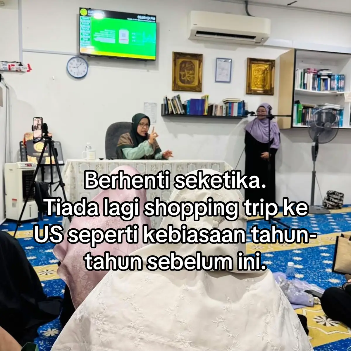 Tiada lagi shopping trip ke US seperti kebiasaan tahun-tahun sebelum ini. Siapa yang follow journey saya…mesti tahu bila masuk je bulan November, selalunya saya sudah siap sedia untuk ke New York, US sempena Pre Order Black Friday Sale/ Winter Shopping.. 2 bulan akan tinggalkan Malaysia dan berada di New York, New Jersey.  Semalam semuanya sudah berubah..  saya tak lagi sibuk untuk US trip Pre Order  barangan Coach, Michael Kors Kate Spade, Fossil . Tetapi sekarang sibuk fokus dan gunakan energy saya ke jenama sendiri RAFFIDA.  Membuka Booth pertama RAFFIDA sangat teruja dan menggembirakan. Biarpun masih kecil, dia “baby” saya sekarang. 😘❤️💪 Bulan November tahun ini saya pilih untuk berada di Malaysia, fokus untuk membina jenama RAFFIDA dan mengenalkan kepada ramai wanita di Malaysia. Ini niat dan perjuangan saya 2 dalam 1.  Pertama ialah solidariti Pale$🍉t1n, Kedua ialah membina jenama lokal setanding jenama antarabangsa,  Ketiga ialah membina komuniti wanita yang yakin diri, bahagia , bergaya (stylish) sopan.  Menjadi wanita harini bukan mudah, dengan cabaran tekanan dari sosial media, menggalas tanggungjawab sebagai isteri & ibu, diberatkan lagi dengan ekspetasi keluarga, masyarakat sekeliling … kadang membuatkan wanita hilang ketenangan dan bahagia dirinya.. Makanya, hanya Keyakinan Diri dengan mengenal sifat positif dirinya akan membantu menghadapi tekanan, merasakan ketenangan dan mencapai bahagia. Akhir sekali yang utama, pergantungan dengan Allah swt jualah jalan penyelesaian kehidupan. Terima kasih Ustazah Nazirah atas perkongsian ceramah yang sangat hebat dan menusuk dada. Dimulakan dengan tadabbur surah Al Ahzab 33:35 dalam memahami solusi wanita dalam mendepani cabaran di era moden kini. Diringkaskan dalam akronim W.A.N.I.T.A W.A.N.I.T.A bertahan merentasi zaman W - Warak berhati-hati (jaga2 jgn crita pasal org) A -Akhlak (jaga Akhlak Baik) N -Niat  (kerana Allah) I - Istiqamah (amalan) T - Tenang dan terima pada takdir dan bahagian hidup A - Akhirat (pulang, jadikan akhirat tujuan dan keutamaan) Syukur sekali berada dalam Majlis Ilmu semalam dan berkolaborasi dengan surau KLTS. Alhamdulillah berkesempatan juga memberikan hadiah koleksi RAFFIDA buat Ustazah Nazirah dan Jemaah dalam sesi Q& A. Alhamdulillah Permulaan pertam RAFFIDA semoga berkat. Terima kasih yang mendoakan.  Maam Rafidah Founder SELLECTION, RAFFIDA #fypシ゚ #fyp #fypシ゚viral 