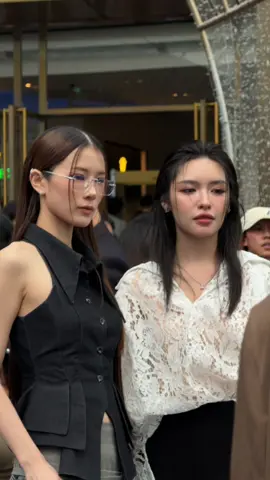 วันนี้มาในลุค Black or white 🤏🏼 🖤🤍 #อันดาลูกแก้ว #AndaLookkaew #andaanunta #lookkaewkamollak #EFW25ATICONSIAM 